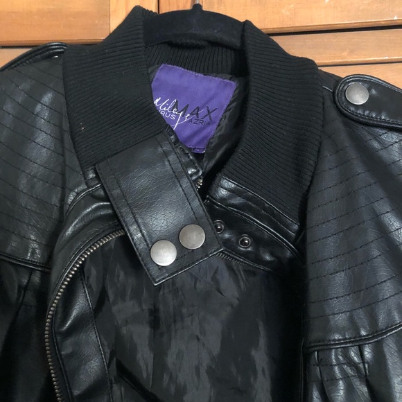 Miley Cyrus Short Leather Jacket - Picture 4 of 7